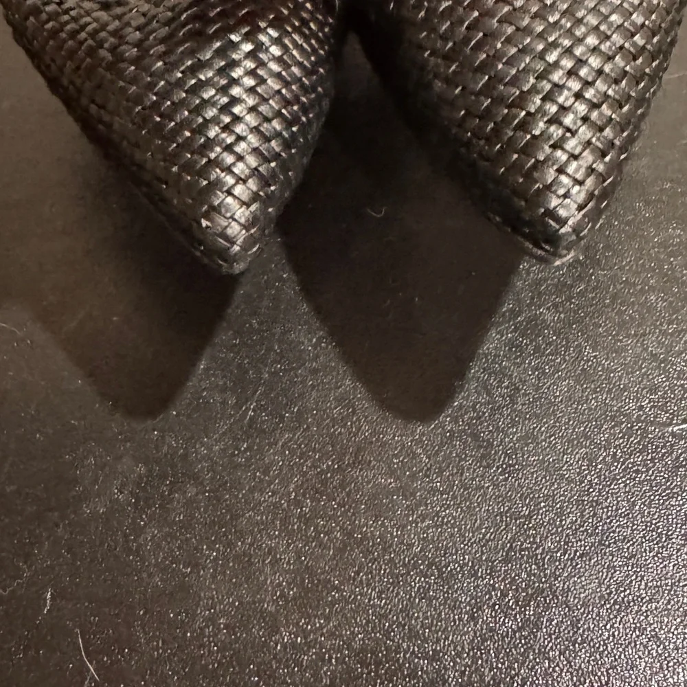 Donald J. Pliner Black slingback with Woven Texture kitten heel size 7
